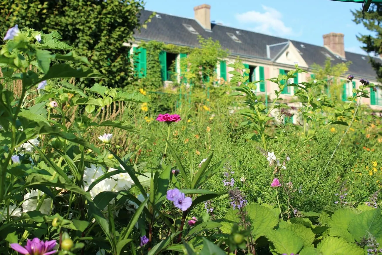 Maison de Monet avec jardin fleuri au printemps