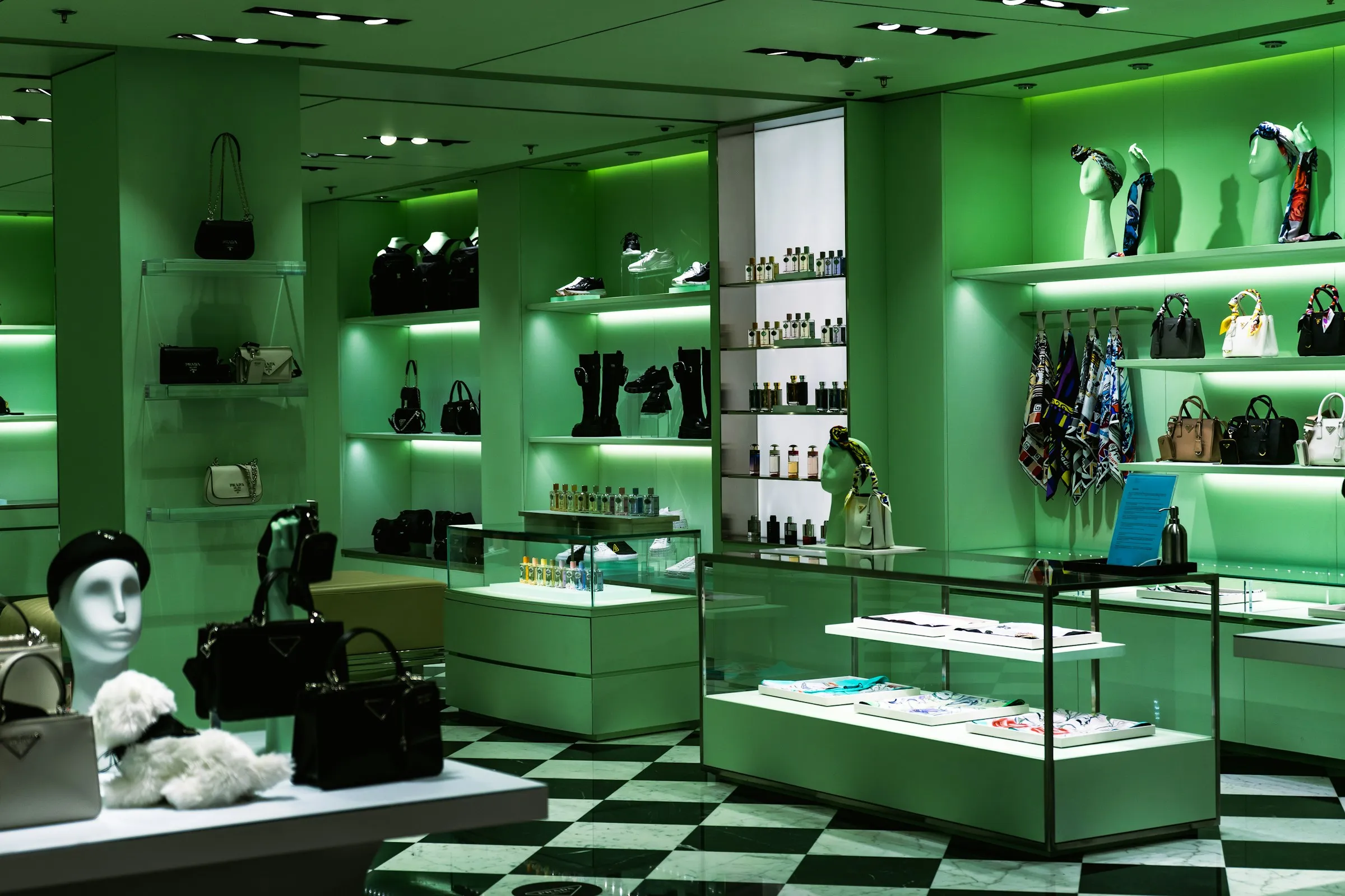 Intérieur de la boutique Prada à Paris